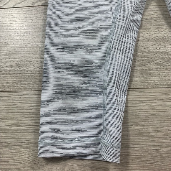 Lululemon Wunder Under Hi-Rise 1/2 Tight (Luxtreme)
Space Ice Grey Alpine White - Picture 9 of 14